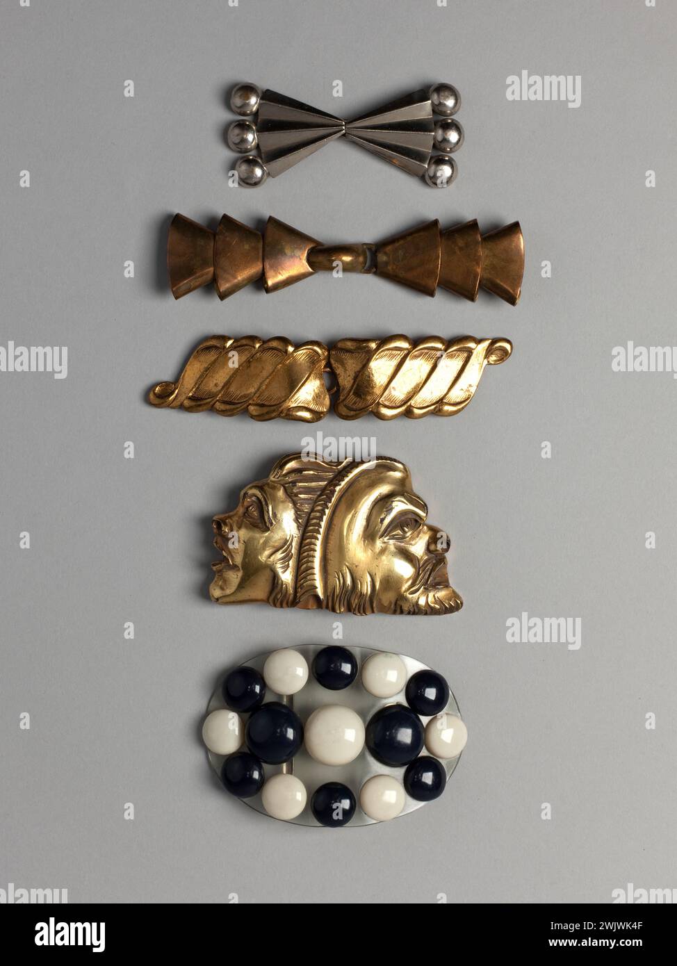Passants de ceinture. Métal et matière synthétique. 1930s. Galliera, musée de la mode de la ville de Paris. 74725-1 accessoire de mode, deux tons, bijoux, boucle, balle, cracher, ceinture, dorure, haute couture, mode féminin, métal, sphère, synthétique Banque D'Images