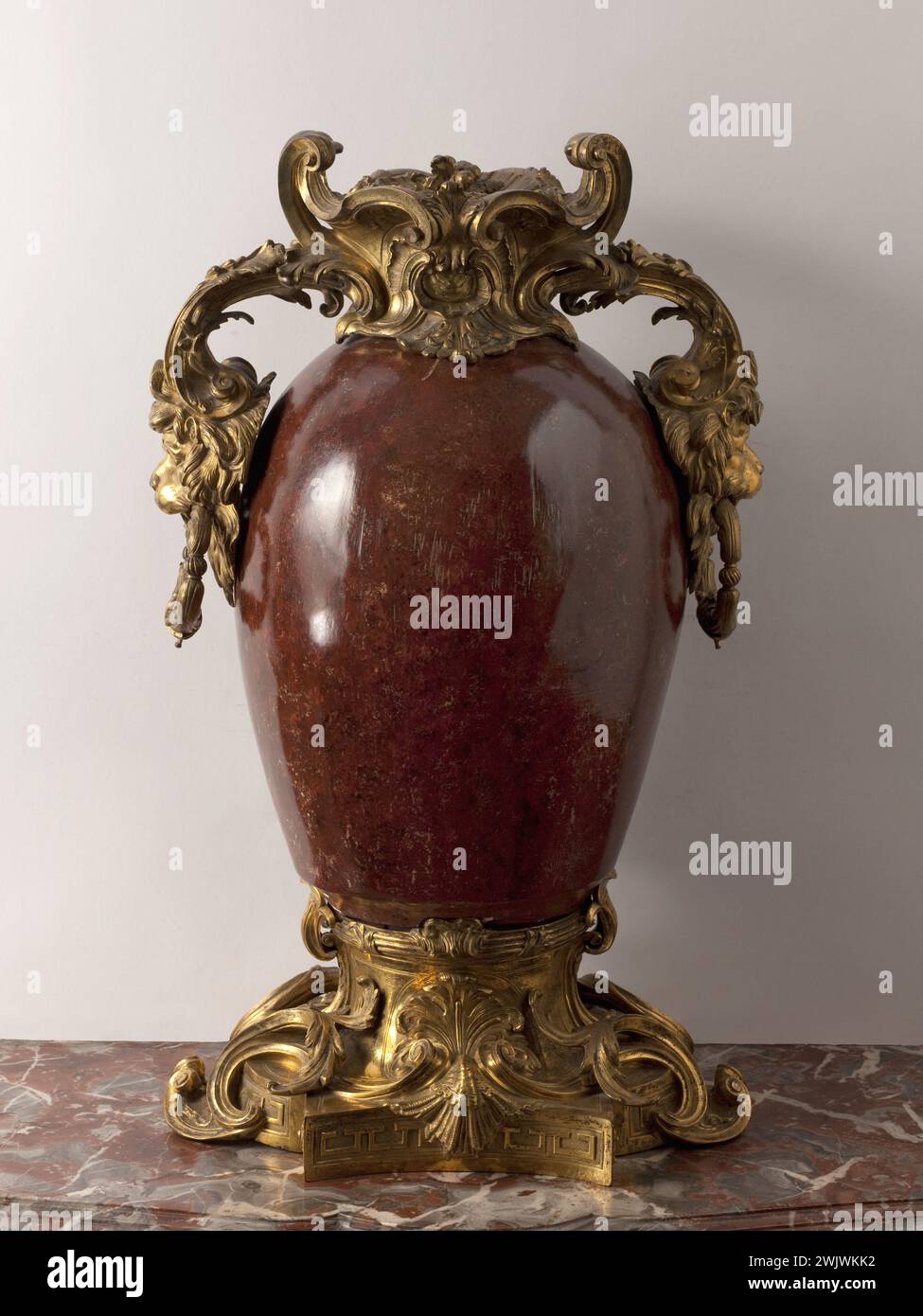 Cadre de vase. Bronze ciselé et doré, 1715. Paris, musée Carnavalet. 77640-13 Anse, bronze, burin, doré, cadre, objet décoratif, pot, style régence, lion de tête, vase, xviiie siècle Banque D'Images Cadre de vase. Bronze ciselé et doré, 1715. Paris, musée Carnavalet. 77640-13 Anse, bronze, burin, doré, cadre, objet décoratif, pot, style régence, lion de tête, vase, xviiie siècle Banque D'Images