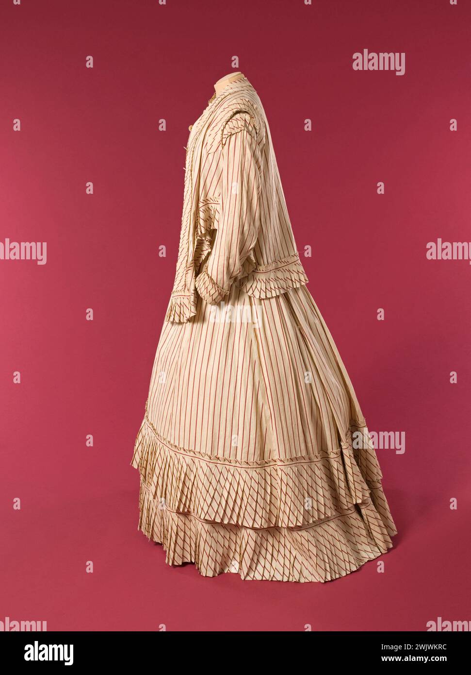 Set d'été (3 chambres). Toile de lin beige rayée rouge. 1868-1869. Galliera, musée de la mode de la ville de Paris. Rainures. Set d'été, féminin, mannequin, rayure rouge, second empire, toile de lin beige, crinoline Banque D'Images