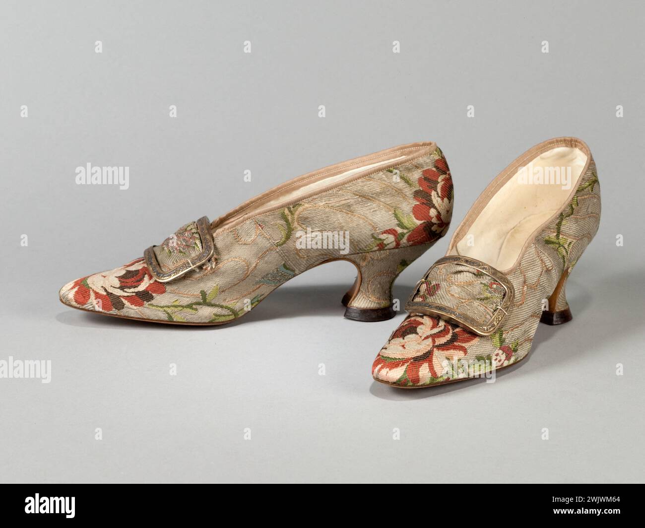 Hellstern. Paire de chaussures. Soie porineuse polychrome avec motifs floraux, boucle en métal argenté, propreté en cuir blanc et semelle d'usure en cuir. Vers 1920. Galliera, musée de la mode de la ville de Paris. 73751-1 Beige, boucle, talon chaussure, couleur crème, couleur ivoire, haute couture, mode féminin, soie Banque D'Images