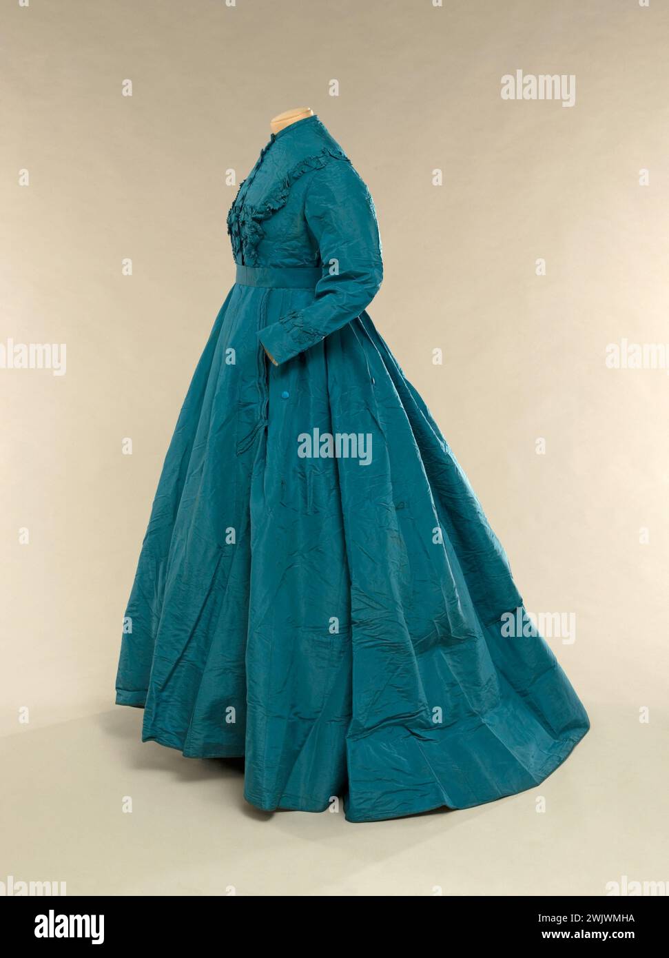 Robe (4 pièces : robe, ceinture, pouf et noeud). Taffetas à l'huile bleu, jupe de tir. 1868. Galliera, musée de la mode de la ville de Paris. Décor de ruchees dans un carré devant, dos et poignets. p décor de Ruche. Pétrole bleu, ceinture, femelle, jupe de réservoir, modèle, nœud, pouf, quatre, second empire, taffetas, crinoline, pièce, robe Banque D'Images