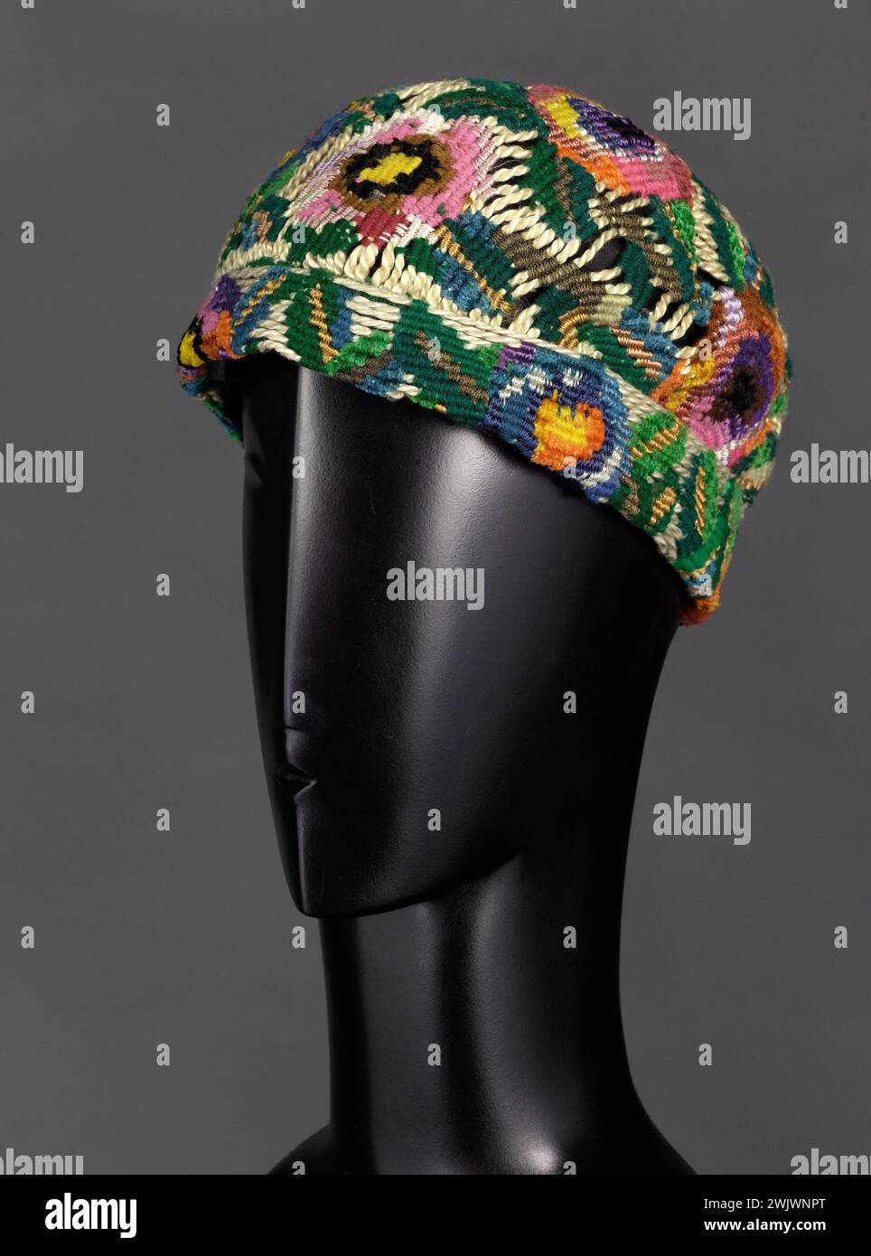 Paul Poiret (1879-1944) Bonnet réalisé d'après un dessin de l'atelier Martine, avec un motif de fleurs stylisées. 1911. Galliera, musée de la mode de la ville de Paris. 54693-3 atelier Martine, dessin, fleur de style, haute couture, modèle, mode féminin, modèle féminin, motif, chapeau Banque D'Images