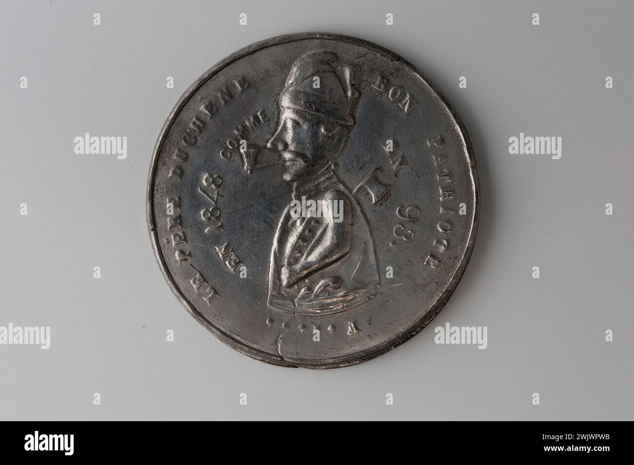 Musée Carnavalet, collection de médailles buste masculin droit coupé à la taille sur la gauche portant un manteau boutonné et un chapeau, fume la pipe et tient sous son bras gauche une hache, des pistolets à sa ceinture; revers dans une couronne de baie, inscription sur quatre lignes dans un médaillon orné de cuirs taillés et flanqué de palmiers, surmonté d'une casquette phrygienne. Banque D'Images