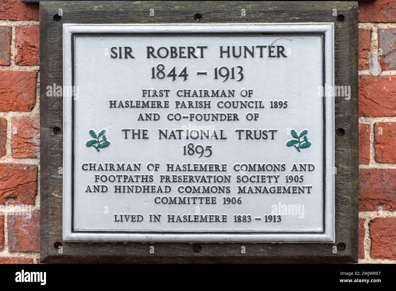 Plaque commémorant Sir Robert Hunter premier président du conseil paroissial de Haslemere et cofondateur du National Trust en 1895, Surrey, Angleterre, Royaume-Uni Banque D'Images