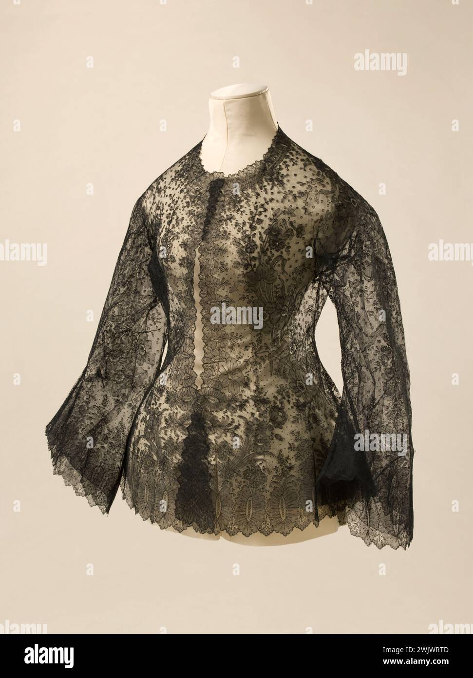 Corsage en dentelle. Crème fouettée à la main et mécanique. Second Empire. Galliera, musée de la mode de la ville de Paris. Chantilly, dentelle féminine, manuelle et mécanique, noire, second Empire Banque D'Images