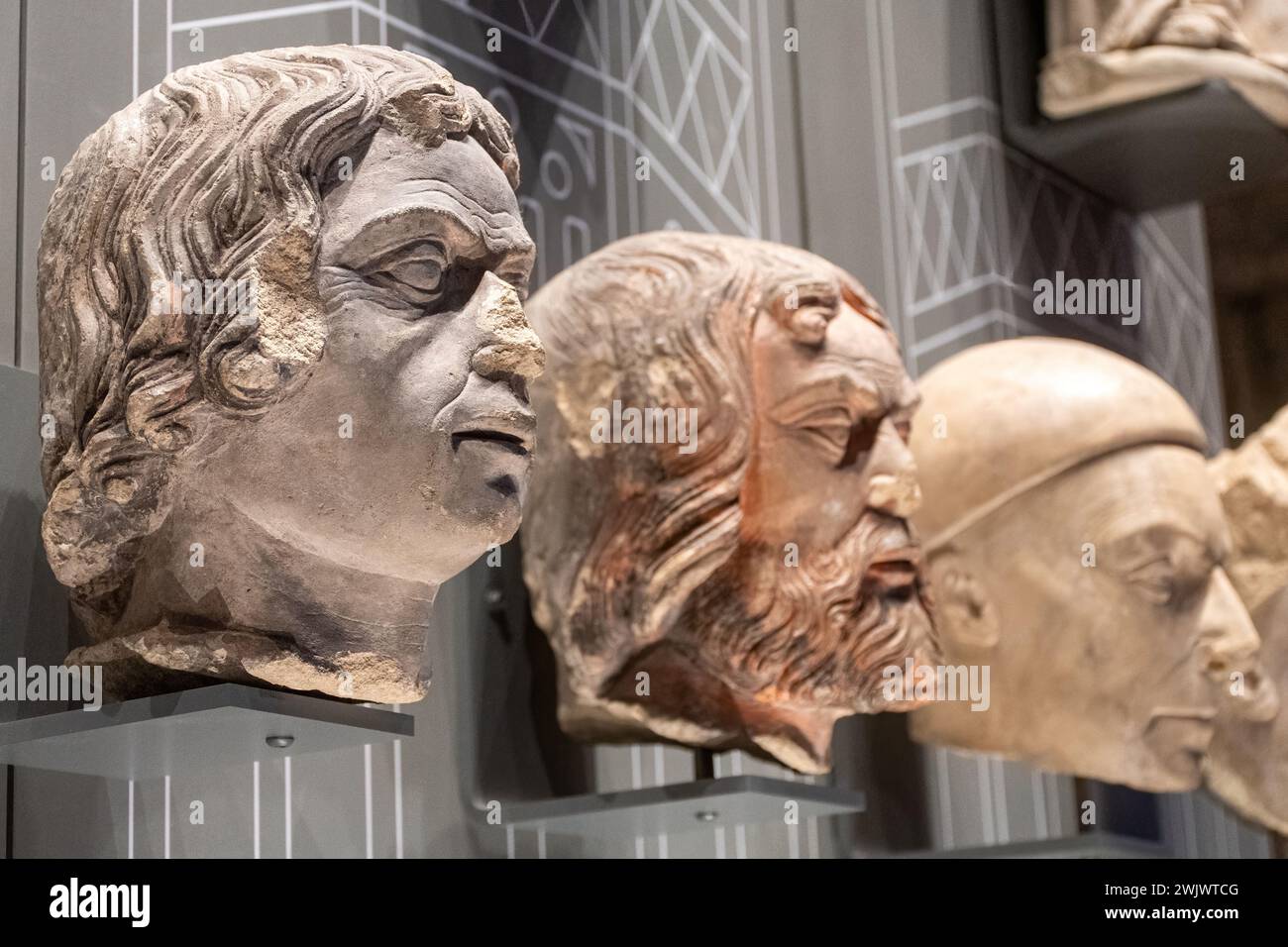 Statues en pierre faisant officiellement partie de l'écran derrière le maître-autel dans la cathédrale de Winchester, Hampshire, Angleterre, Royaume-Uni. L'exposition Rois et Scribes Banque D'Images