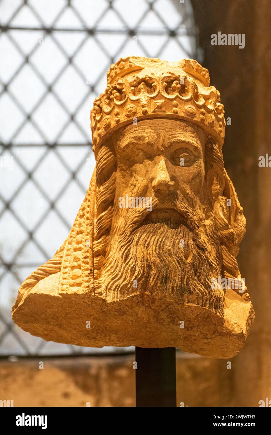 Sculpture en pierre du XVe siècle de la tête de Dieu le Père portant la couronne papale, exposition des rois et des scribes, cathédrale de Winchester, Hampshire Angleterre Royaume-Uni Banque D'Images
