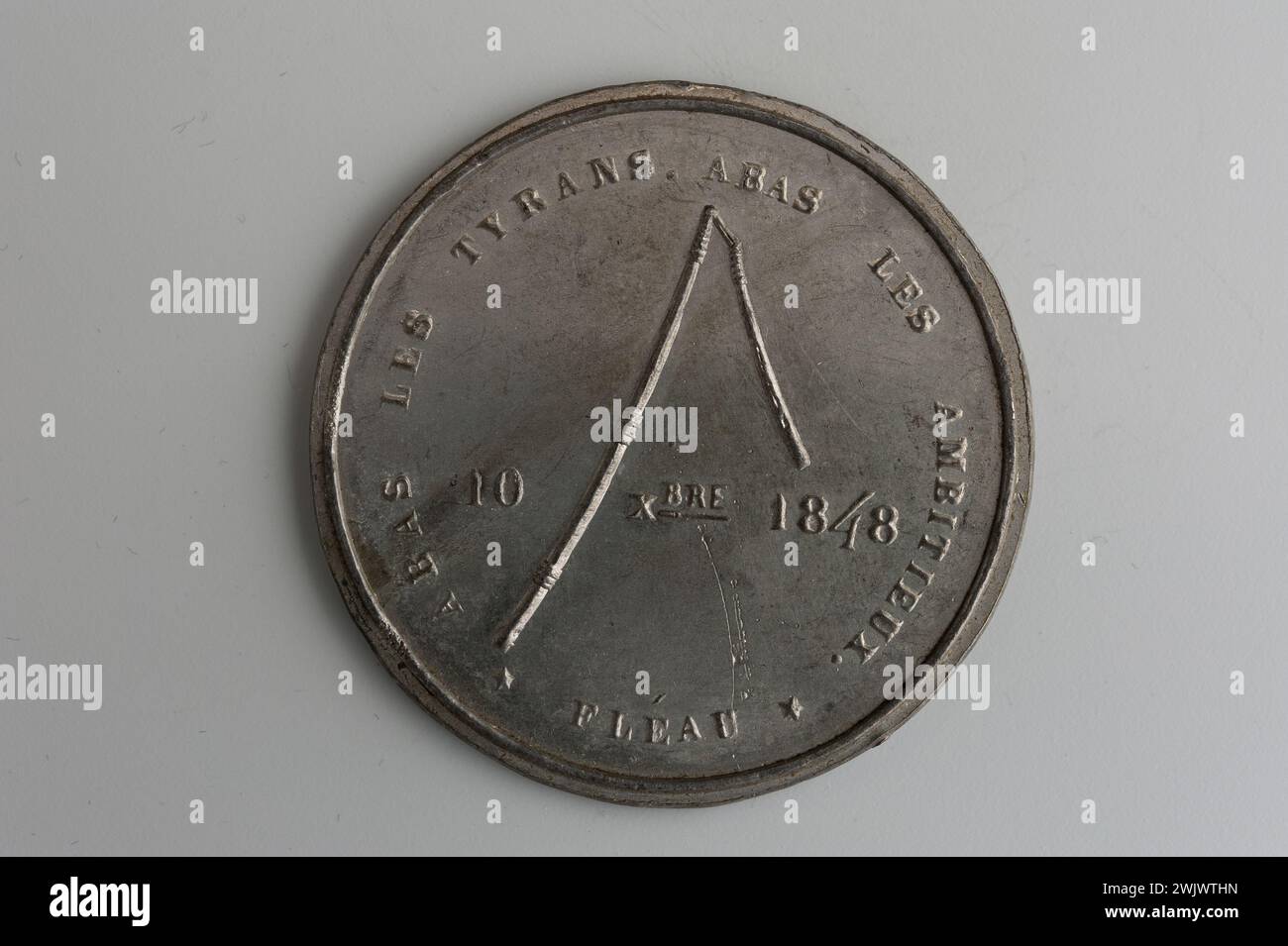 Musée Carnavalet, collection de médailles inscription droite sur six lignes entre un chapeau phrygien et en dessous une étoile au-dessus, ceci dans un cercle de perles ; inscription circulaire avec niveau d'égalité dans la partie inférieure, entourée d'une deuxième frise composée de fleurs de lotus stylisées alternant avec des étoiles; grand fléau et une ligne d'inscription. Banque D'Images