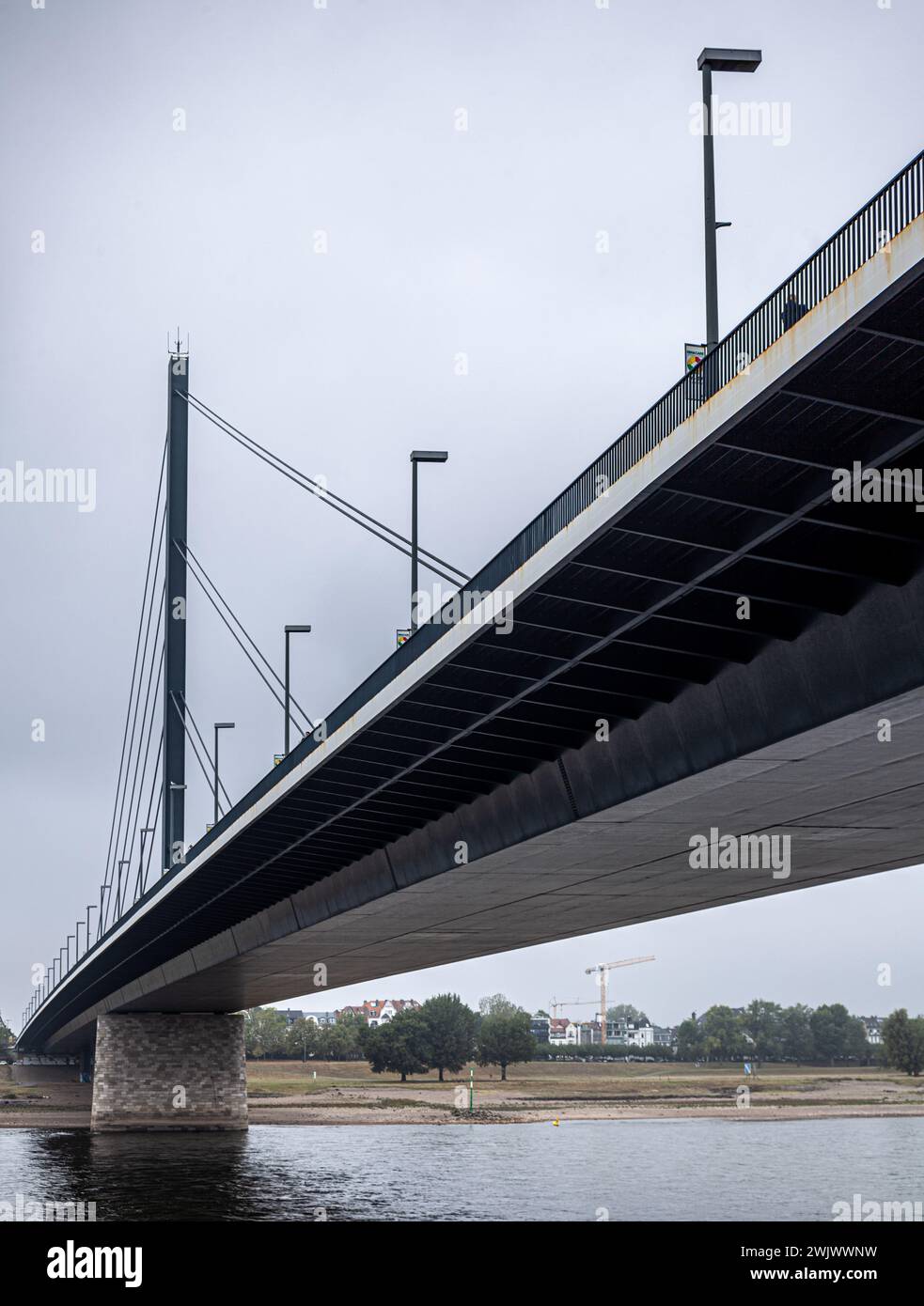 Pont sur le Rhin à Dusseldorf, Allemagne Banque D'Images