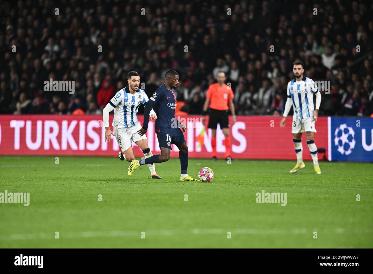 PARIS, FRANCE - 14 FÉVRIER : Ousmane Dembele en maillot à domicile du PSG lors de la manche 2023/24 de l'UEFA Champions League du 16e match de première manche Banque D'Images