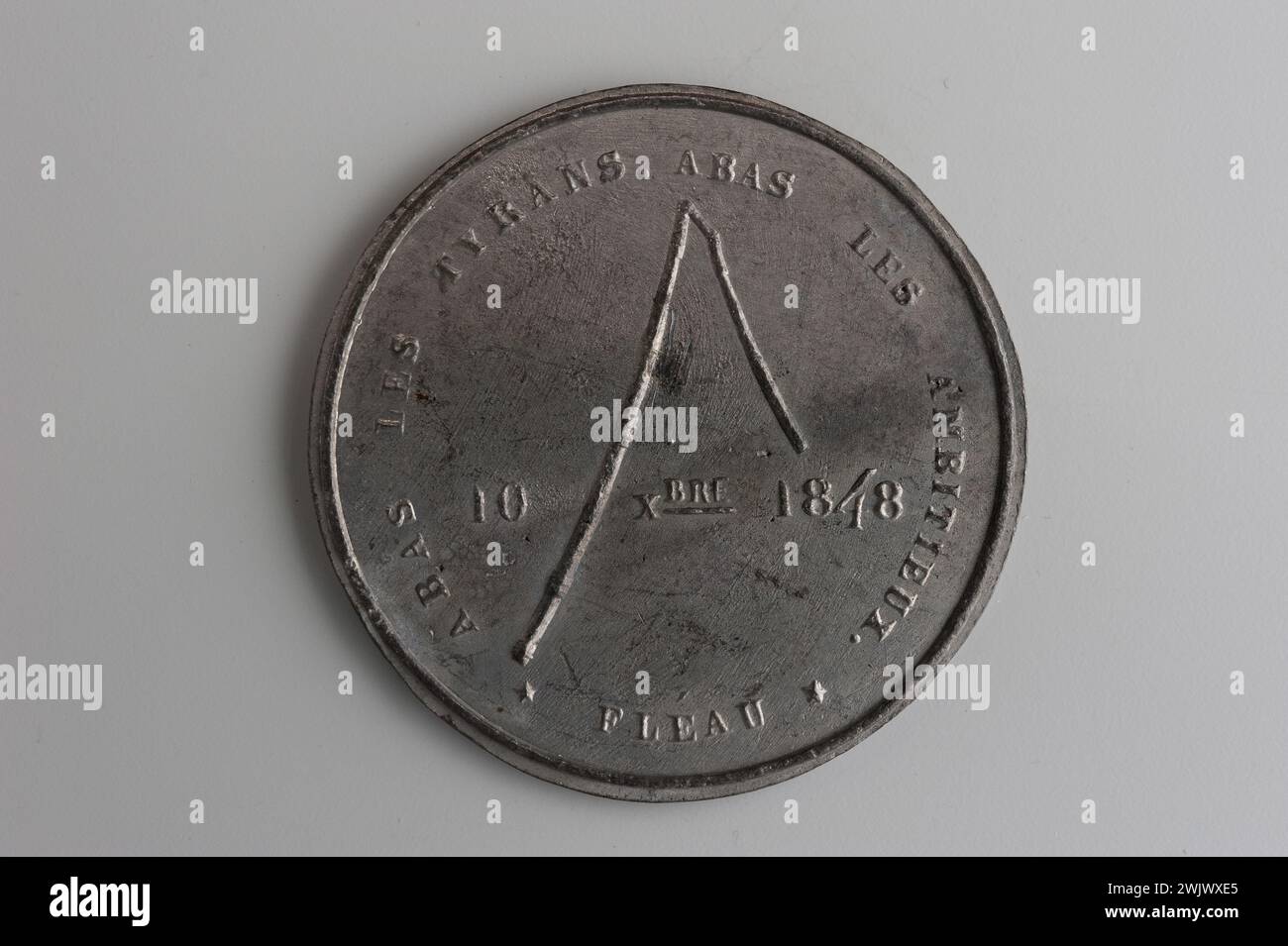 Musée Carnavalet, collection de médailles inscription droite sur six lignes entre un chapeau phrygien et en dessous une étoile au-dessus, ceci dans un cercle de perles ; inscription circulaire entourée d'une deuxième frise composée de fleurs de lotus stylisées alternant avec des étoiles ; grand fléau et une ligne d'inscription. Banque D'Images