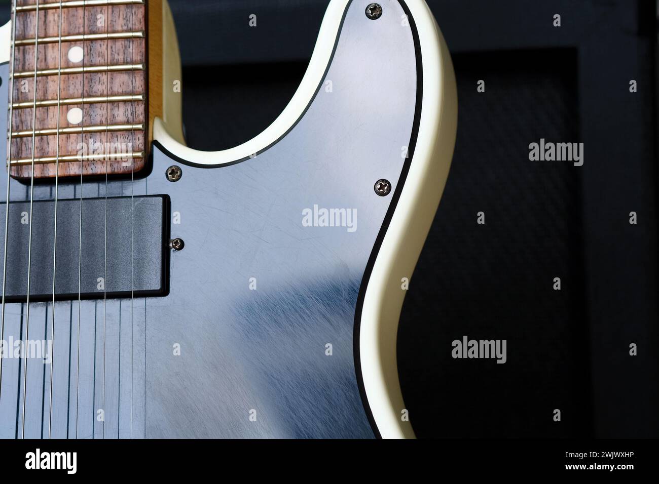 Guitare électrique dans un studio d'enregistrement. Gros plan de guitare électrique. Banque D'Images