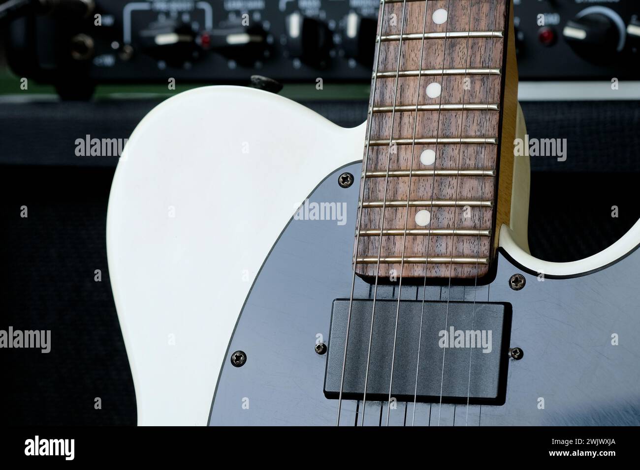 Guitare électrique dans un studio d'enregistrement. Gros plan de guitare électrique. Banque D'Images