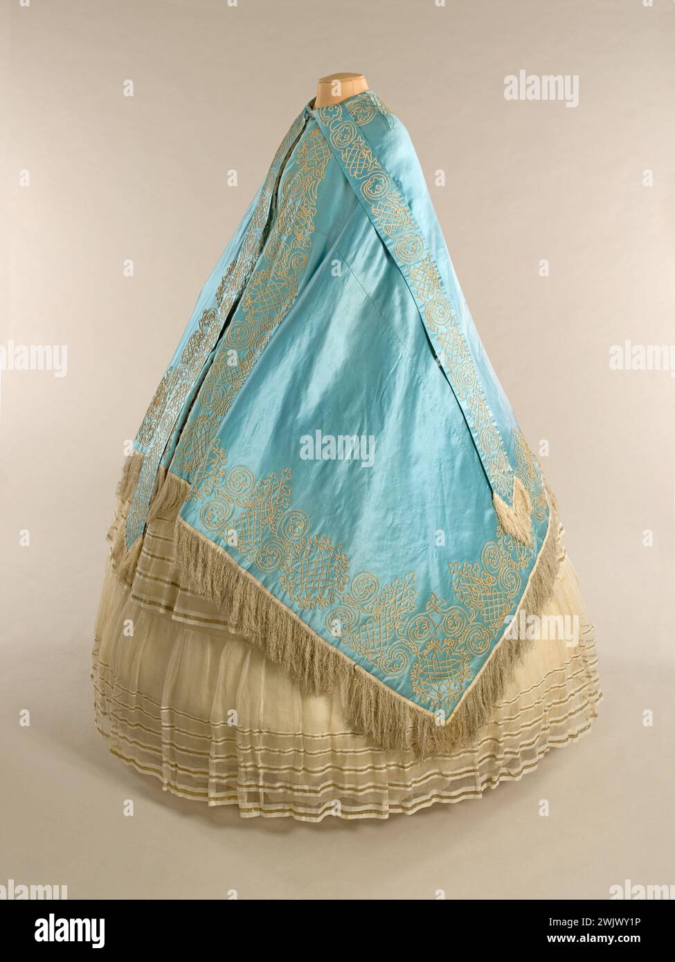 Manteau et jupe. Manteau : satin bleu, soie, doublure de paquet crème. Jupe : Tarlatane grossière irritée, avec de fins rayons horizontaux Lamés Gold. 1855-1860. Galliera, musée de la mode de la ville de Paris. Foulées dans le tissu façonné. Féminin, jupe, lame d'or, mannequin, manteau de balle, satin bleu, second empire, soie, tarlatane, crinoline Banque D'Images