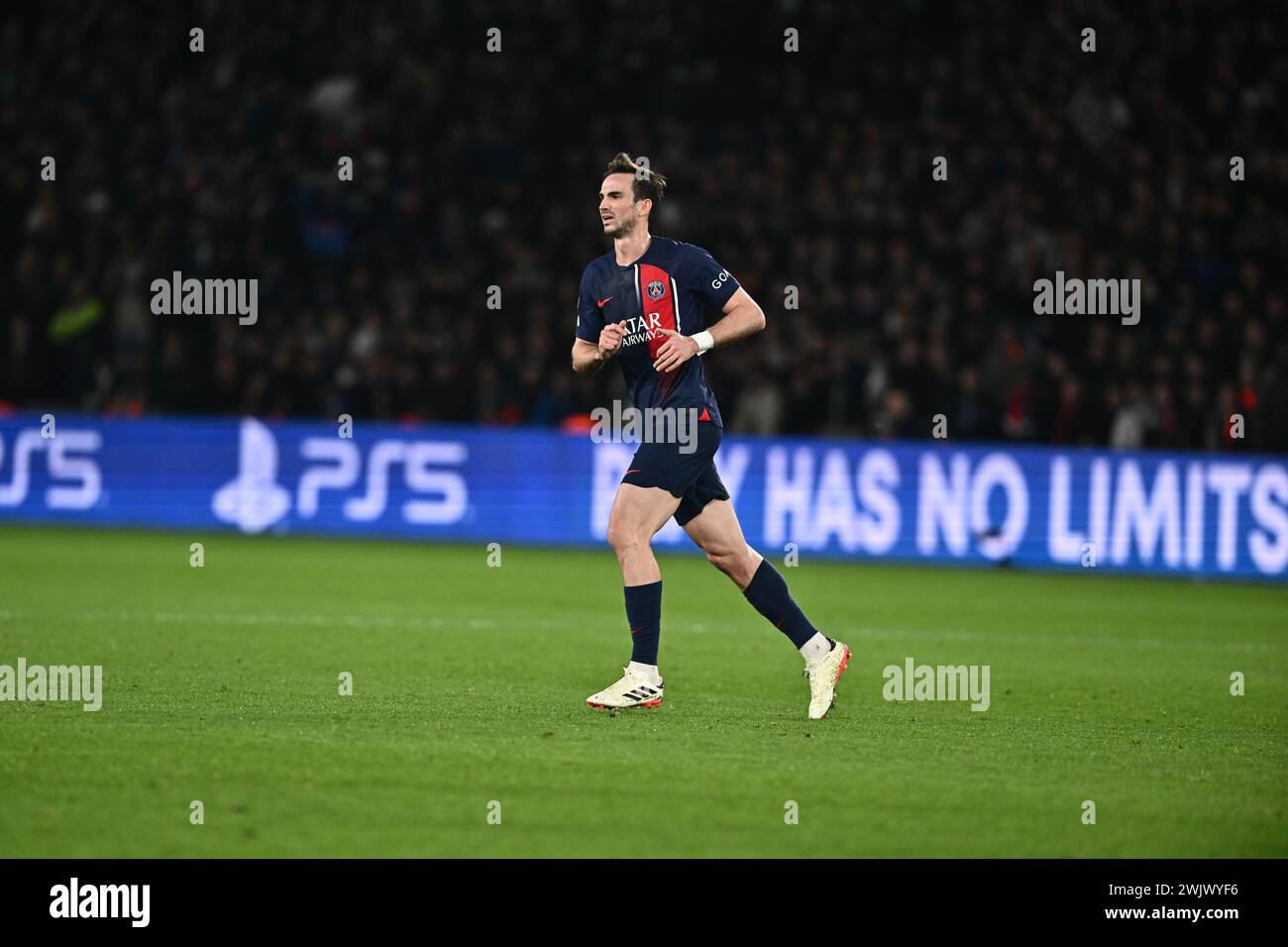 PARIS, FRANCE - 14 FÉVRIER : Fabian Ruiz en maillot complet à domicile du PSG lors de la manche 2023/24 de l'UEFA Champions League du 16e match aller Banque D'Images