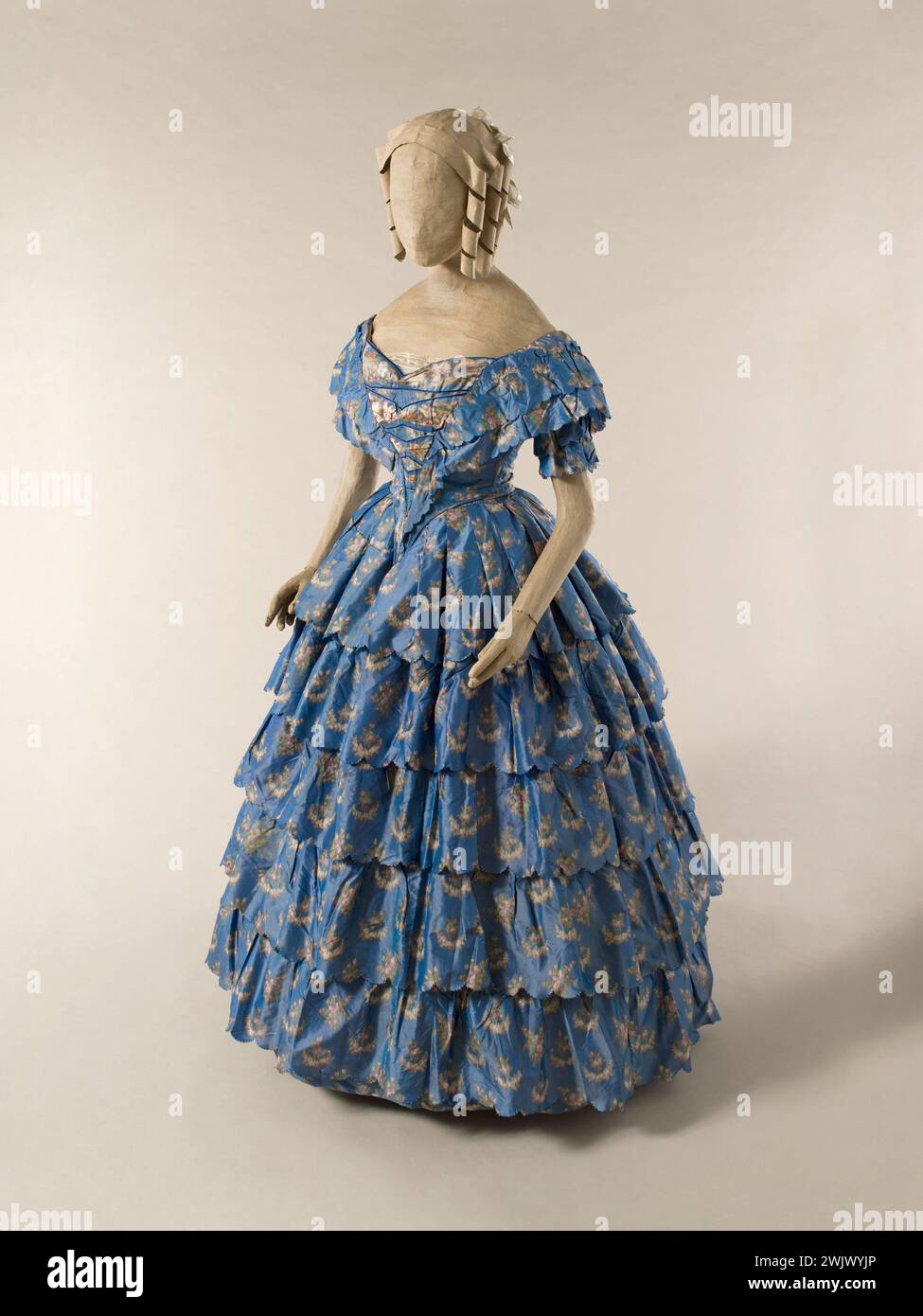 Blouse de balle. Taffetas bleu, rayé bleu et imprimé sur une chaîne de fleurs ; fonds bleus avec guirlandes de fleurs. 1852. Second Empire. Galliera, musée de la mode de la ville de Paris. ROBE DE BALLE féminine, fond bleu, guirlande de fleurs, fleur de chaîne d'impression, modèle, modèle miniature, motif floral, rayon, robe de bal, ruban, second empire, taffetas bleu, crinoline Banque D'Images