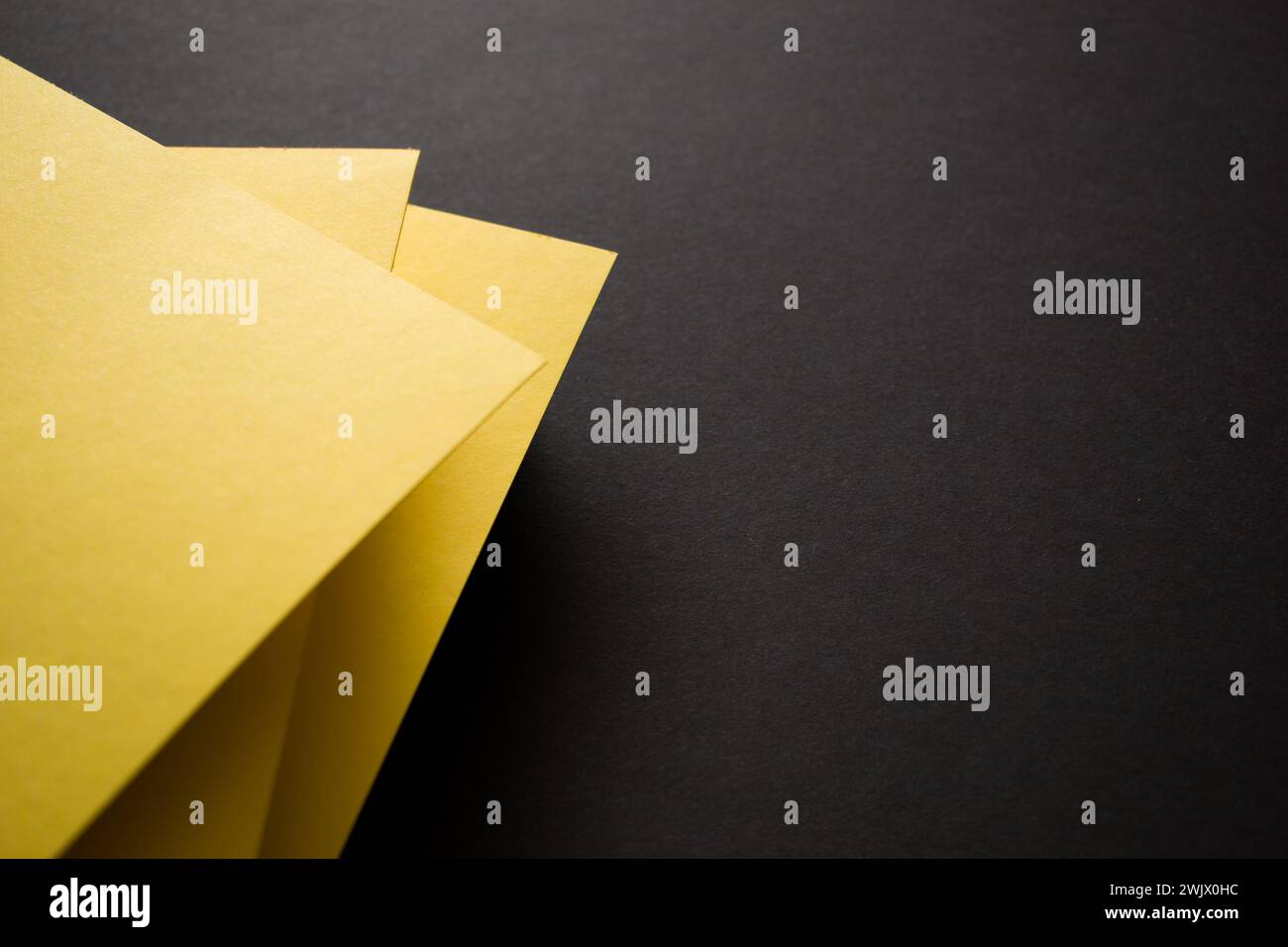 Fond de contraste abstrait 3d noir et jaune avec espace de copie Banque D'Images