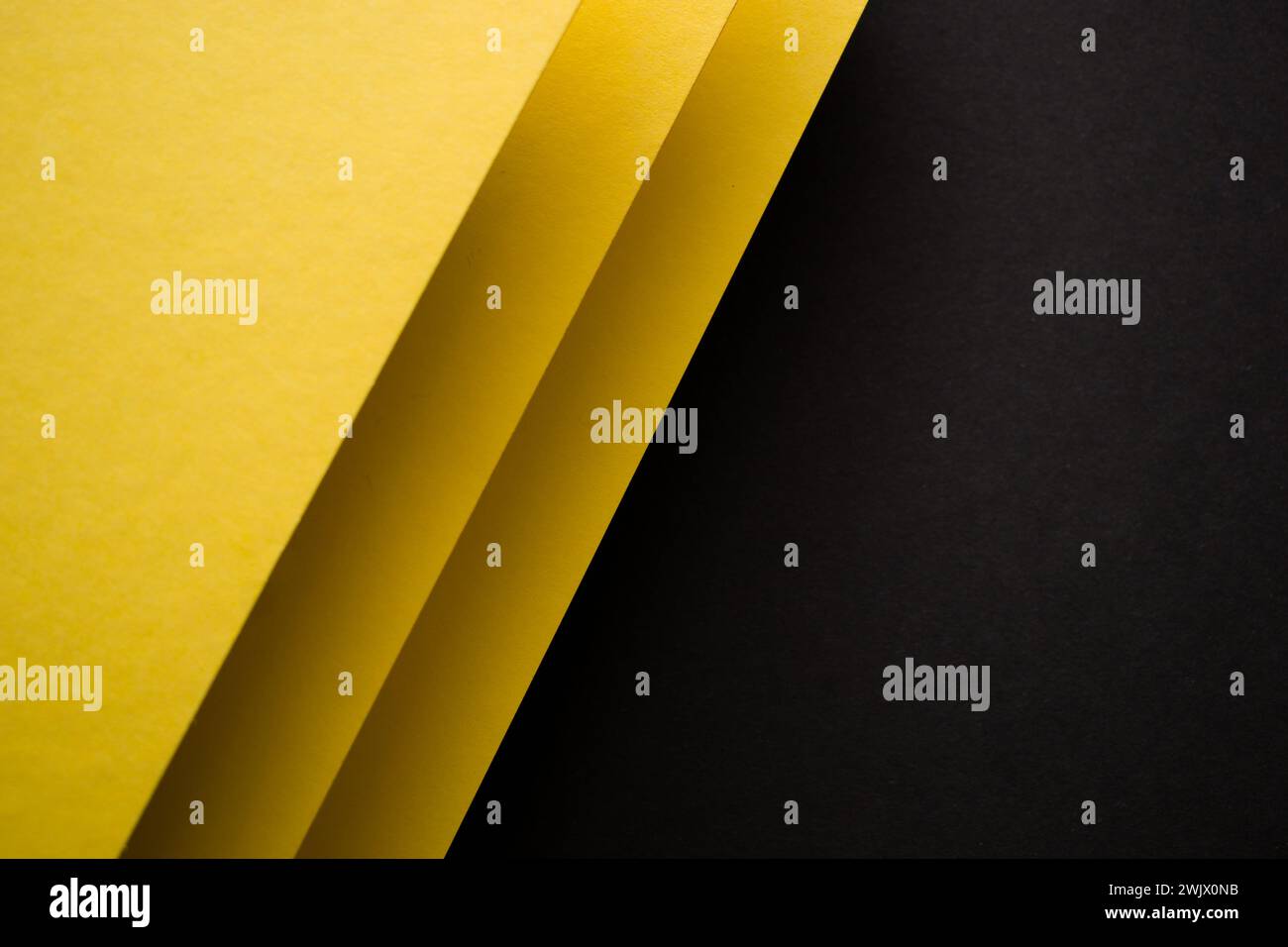 Fond géométrique 3d jaune et noir divisé en diagonale Banque D'Images