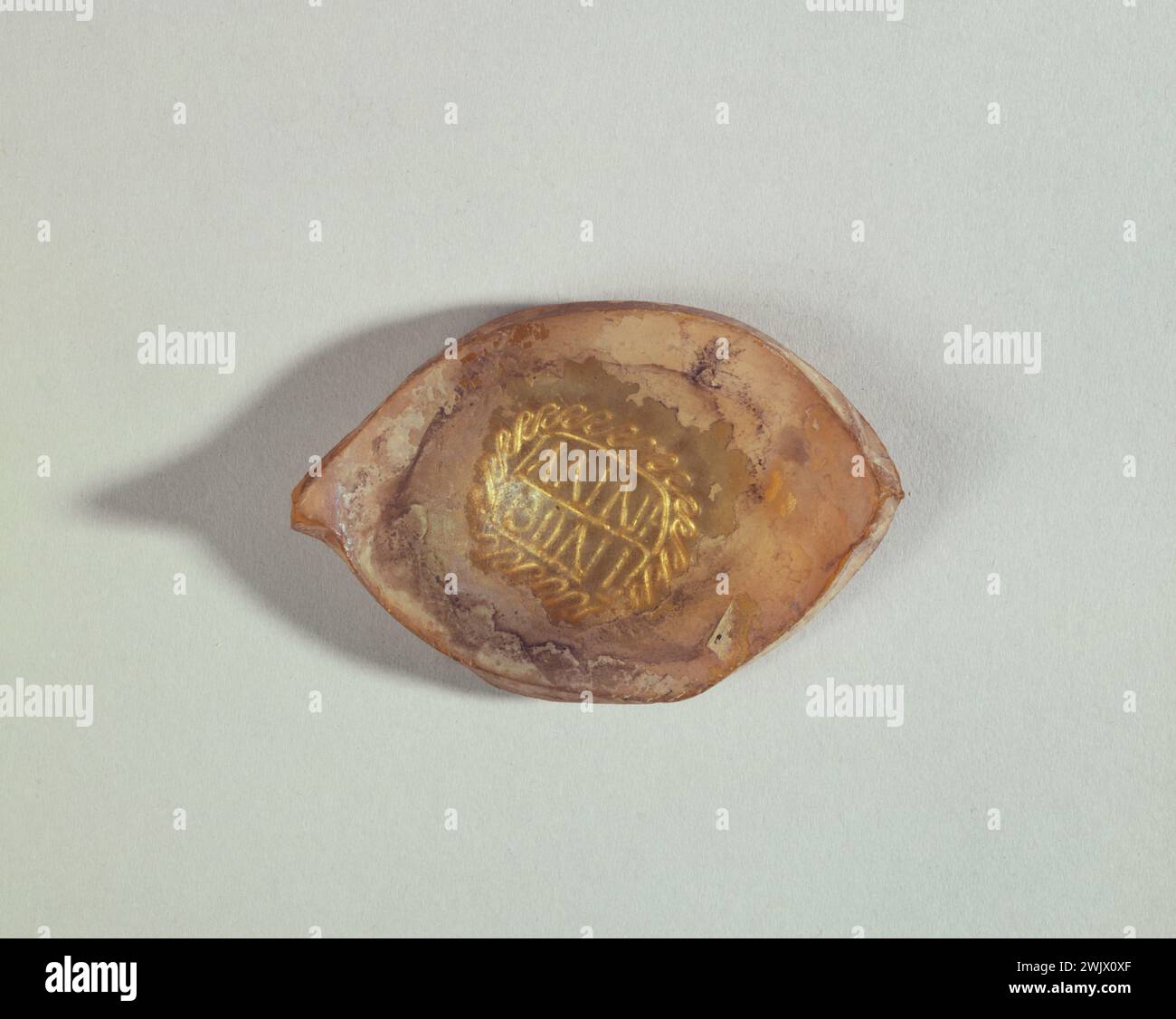 Anonyme. 'Arrière-plan de coupe enregistré'. Verre translucide, inclusion de fils de verre dorés, IIIe siècle av.. Musée des Beaux-Arts de la ville de Paris, petit Palais. 99933-15 Antiquité, IIIEM III IIIème IIIème siècle, translucide, verre ancien Banque D'Images