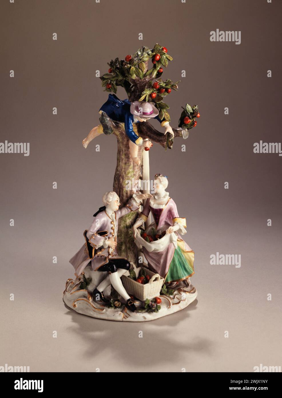 Johann Joachim Kändler (1706-1775) La cueillette des cerises. Groupe de porcelaine polychrome sur terrasse rocheuse. Fabrication de Meissen, janvier 1765. Paris, musée Cognacq-Jay. 79783-4 arbre, cerise, cueillette, cueillette, galanterie, groupe statuaire, homme, fabrication de Meissen, percher, caractère, porcelaine polychrome, rouleau, tablier, 18ème 18ème 18ème 18ème 18ème 18ème 18ème siècle, couple, fruit Banque D'Images