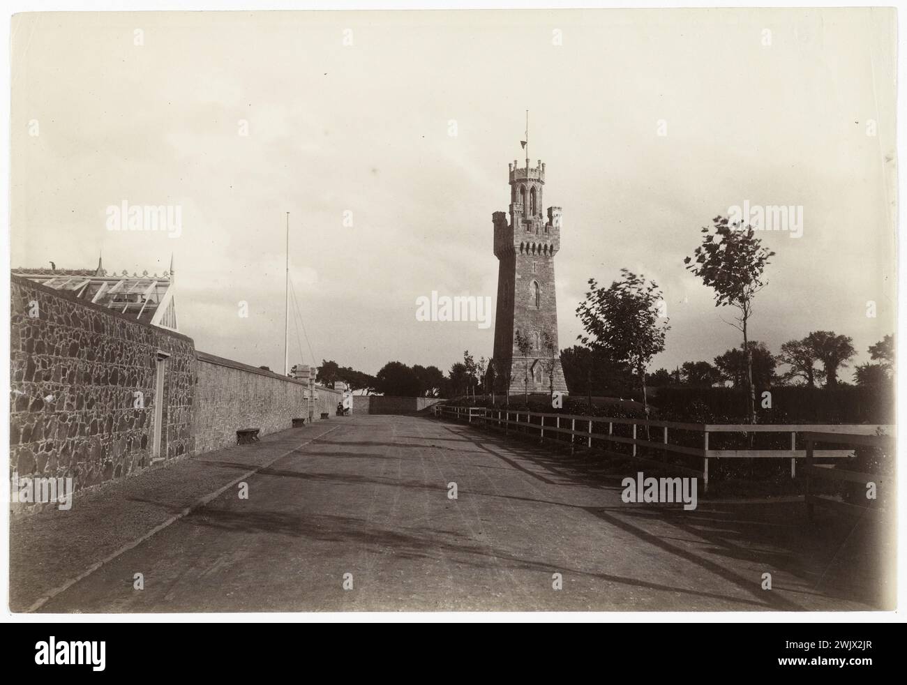 Guernesey, la Tour Victoria ('la Tour Victoria, Guernesey'). Photographie anonyme. Papier albumine. Paris, maison de Victor Hugo. 79476-31 paysage, 19ème XIXe 19ème 19ème 19ème 19ème siècle Banque D'Images