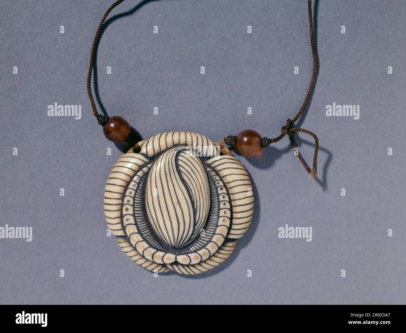 Eugénie O'kin (Eugénie Jubin, Said). Pendentif. Ivoire, perle d'ambre. Musée des Beaux-Arts de la ville de Paris, petit Palais. Bijou, ivoire, pendentif, perle d'ambre, 19e 19e 19e 19e siècle Banque D'Images