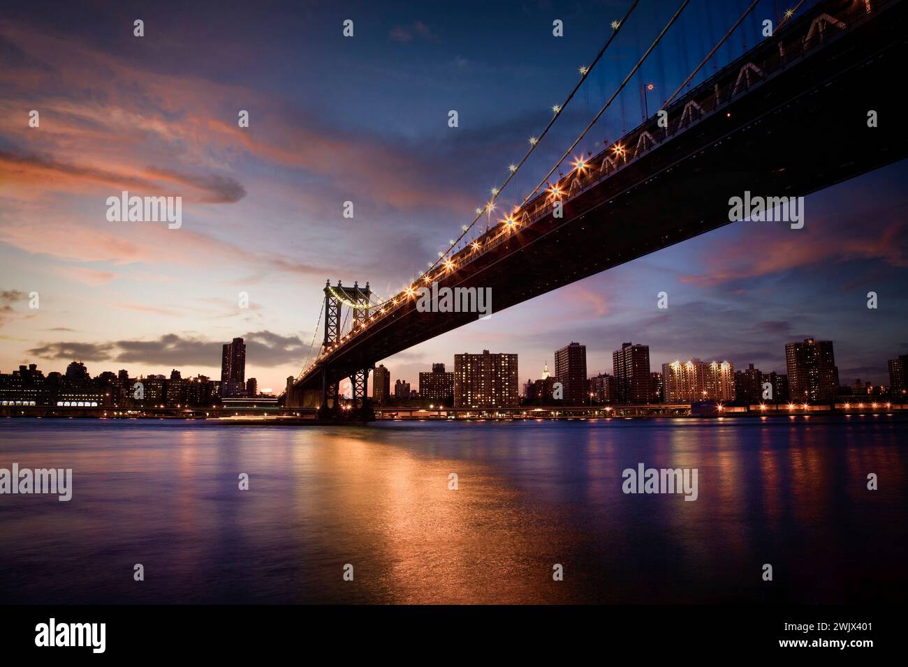 Le pont suspendu de Manhattan mène à Lower Manhattan au-dessus de l'East River depuis Brooklyn, New York. Banque D'Images