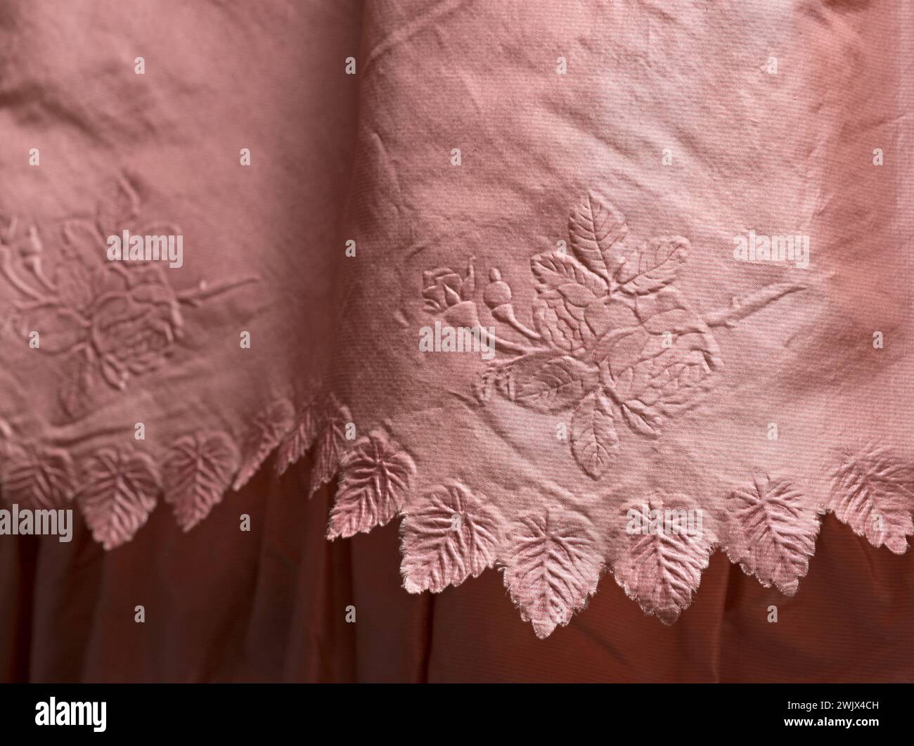 Robe de bal (détail). Taffetas barrés à la rose et à la crème. Détail d'un volant gaufré sur des feuilles et des fleurs de rose. 1853. Galliera, musée de la mode de la ville de Paris. Robe de balle (détail) détail, féminin, feuille de rose, gaufre, robe de balle, ruban, second empire, taffetas rose, vol de miswell Banque D'Images