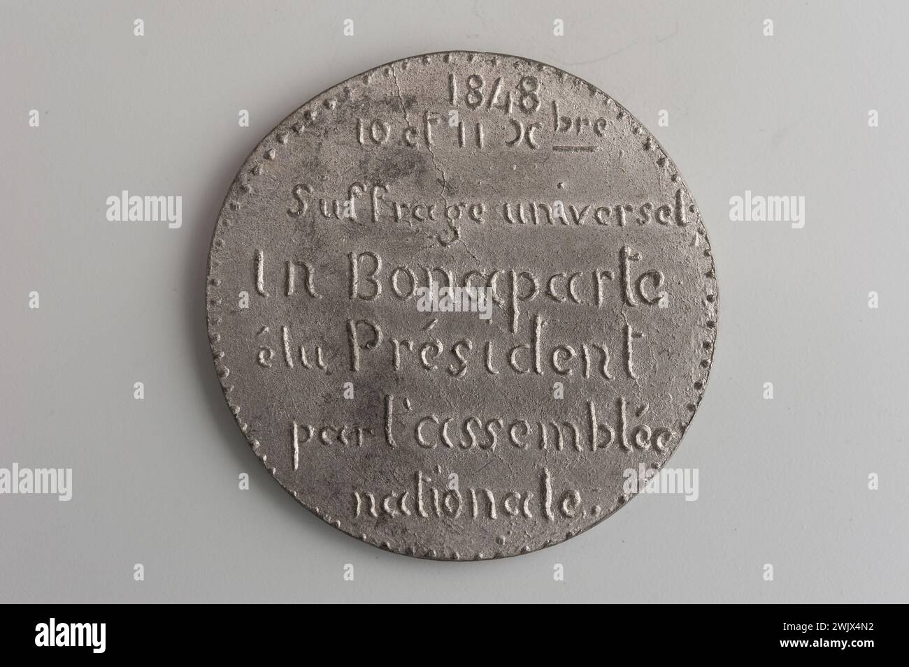 Musée Carnavalet, collection de médailles droit inscription sur sept lignes ; inscription inversée sur six lignes suivie de deux glumes dans un long collier. Banque D'Images