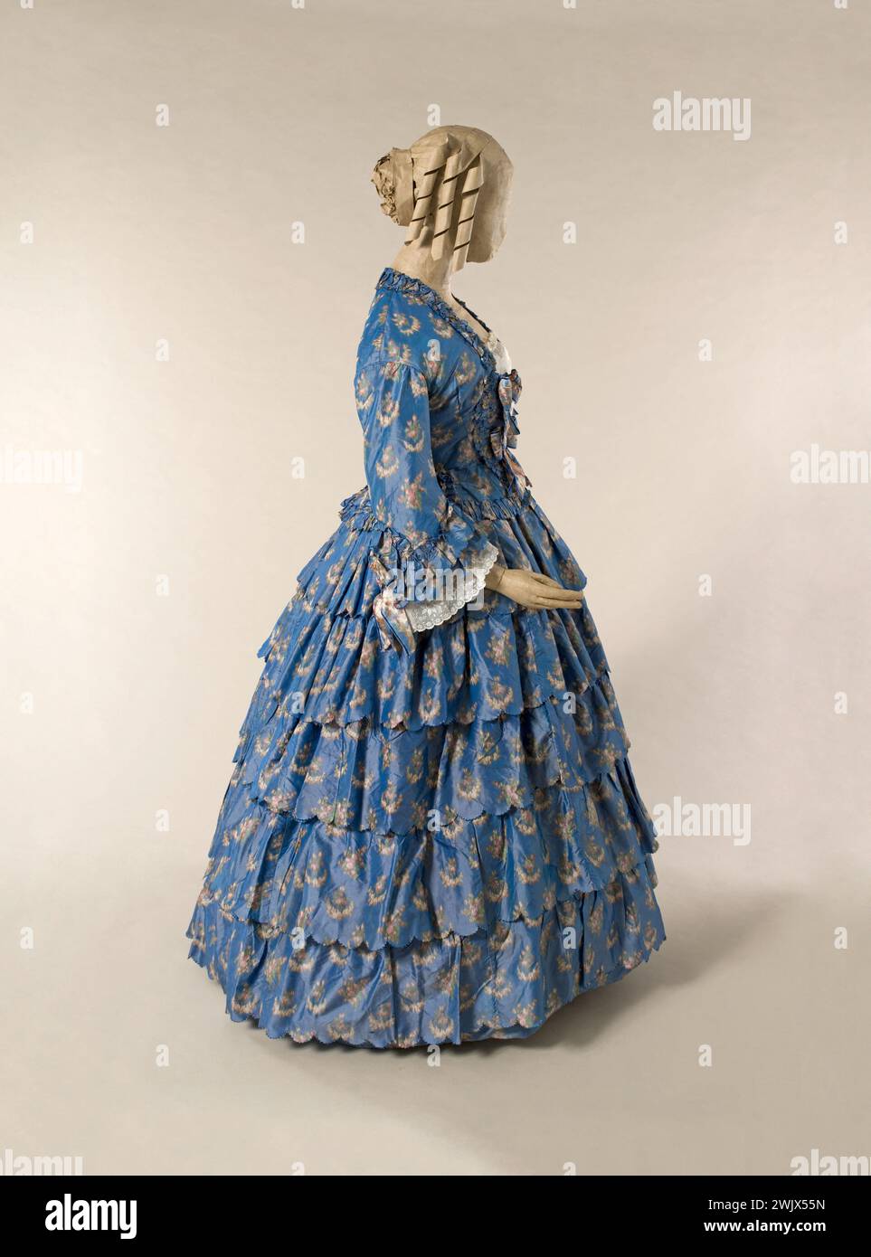 Robe de jour. Taffetas bleu, rayé bleu et imprimé sur une chaîne de fleurs ; fonds bleus avec guirlandes de fleurs. 1852. Second Empire. Galliera, musée de la mode de la ville de Paris. Robe de jour féminine, modèle miniature, motif floral, robe de jour, second empire, taffetas bleu, crinoline Banque D'Images