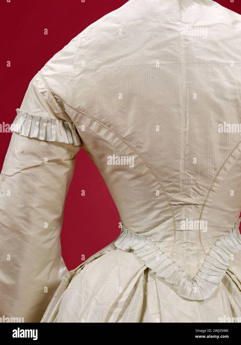 Robe de jour (détail). Taffetas en forme de blanc, tulle, broché en soie bleu pâle. Second Empire. Galliera, musée de la mode de la ville de Paris. Robe de jour (détail) Blanc, corsage, dos, détail, robe de jour, second empire Banque D'Images