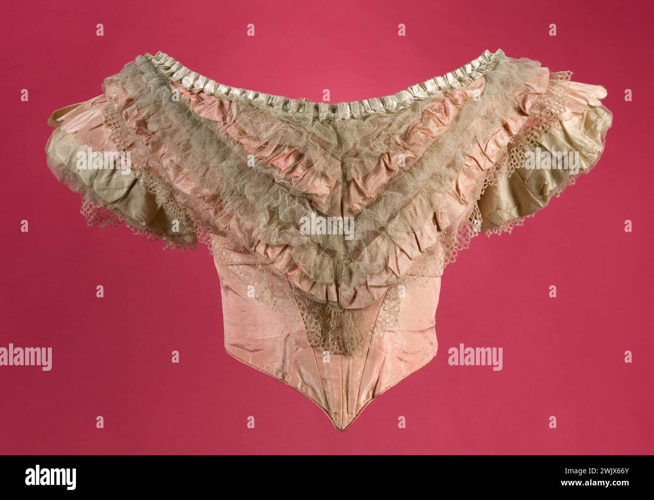 Comtesse Castiglione's Ball Corsage. Taffetas rose, alternance de bouillon de tulle et de taffetas ; cheveux blonds. Vers 1862. Galliera, musée de la mode de la ville de Paris. Corsage de bal de la comte Castiglione alternance, blonde, bulle, comtesse, corns soir, second empire, taffetas rose, tulle Banque D'Images