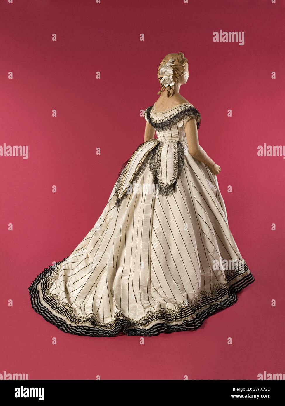 Blouse de balle. Moirée moirée à rayures satinées noires, moirés ; tulle, crème fouettée mécanique. 1863. Galliera, musée de la mode de la ville de Paris. BLOUSE blanche, mécanique Chantilly, moree, féminin, mannequin, moire, noir, rayure, blouse de balle, satin noir, second empire, tulle, crinoline Banque D'Images