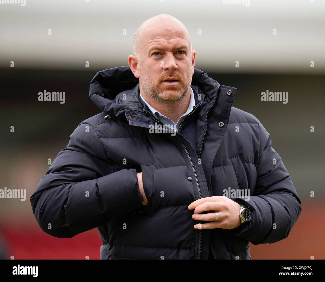 Charlie Adam, manager de Fleetwood Town, inspecte le terrain avant le match de Sky Bet League 1 Fleetwood Town vs Barnsley au Highbury Stadium, Fleetwood, Royaume-Uni, le 17 février 2024 (photo Steve Flynn/News images) Banque D'Images