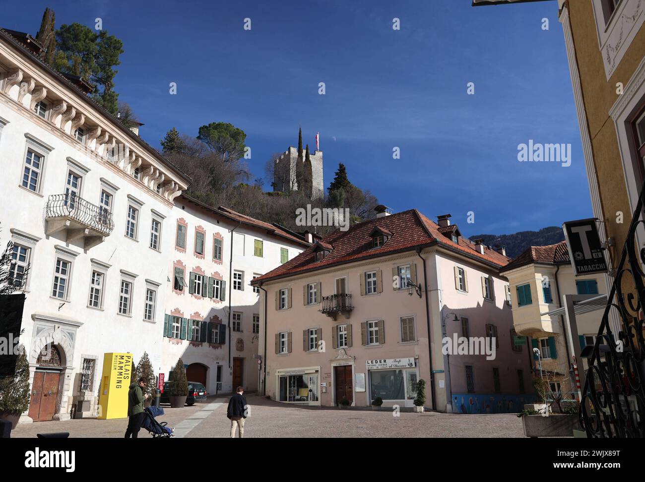 Meran, Südtirol, Italien 16 février 2024 : Ein Wintertag, Frühlingstag dans Meran. Hier der Blick von der Hallergasse auf den Pulverturm oben Ortenstein, Altstadt, Kurstadt, Steinach Viertel *** Merano, Tyrol du Sud, Italie 16 février 2024 Un jour d'hiver, jour de printemps à Merano ici la vue de Hallergasse à la Tour poudrière au sommet Ortenstein, vieille ville, ville thermale, district de Steinach Banque D'Images