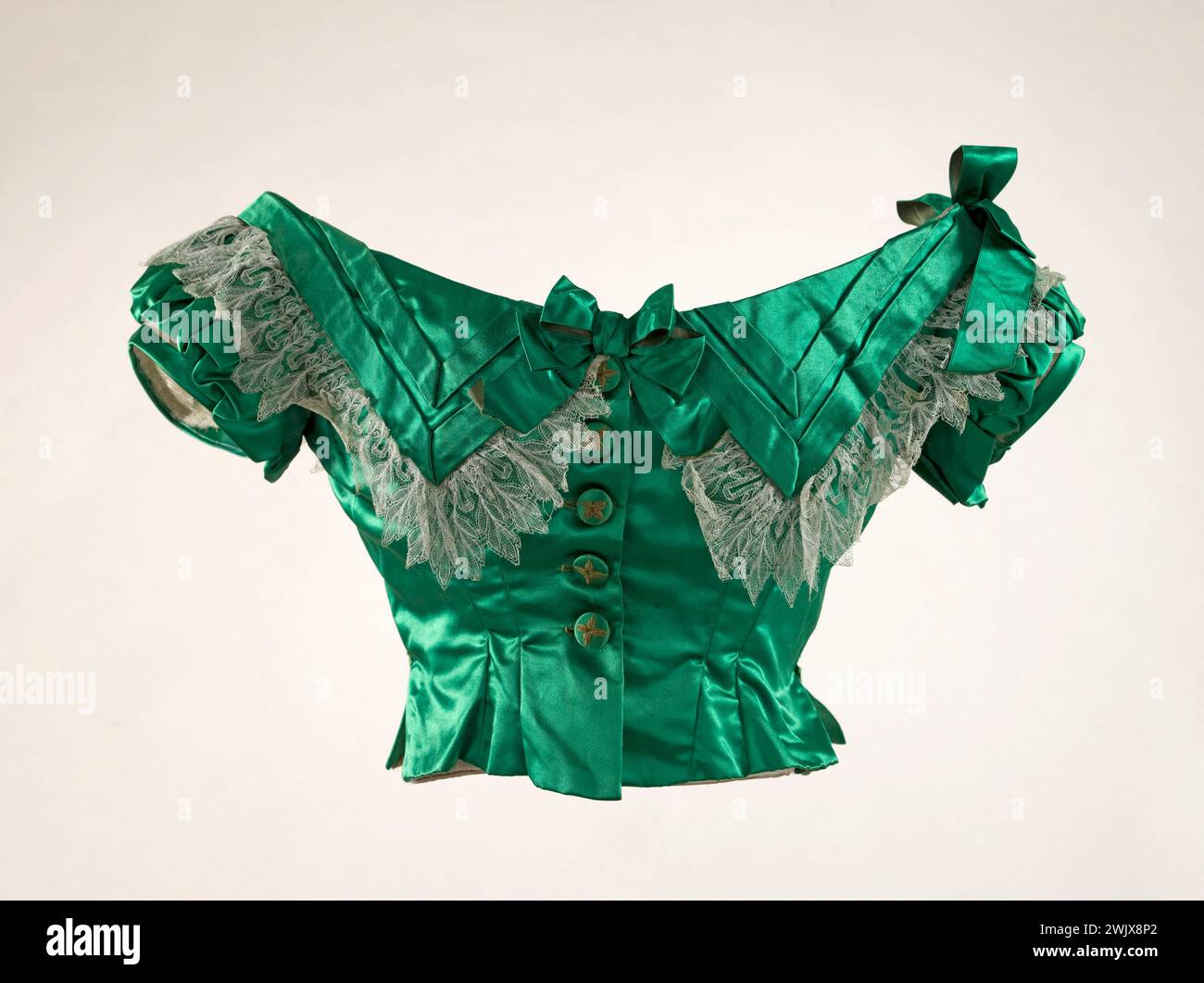 BAL CORSAGE. Vert satiné, rayé et blond mécanique. 1867. Galliera, musée de la mode de la ville de Paris. CORSAGE LA BOULE Blonde mécanique, corsage, ruche, satin, second empire, vert Banque D'Images