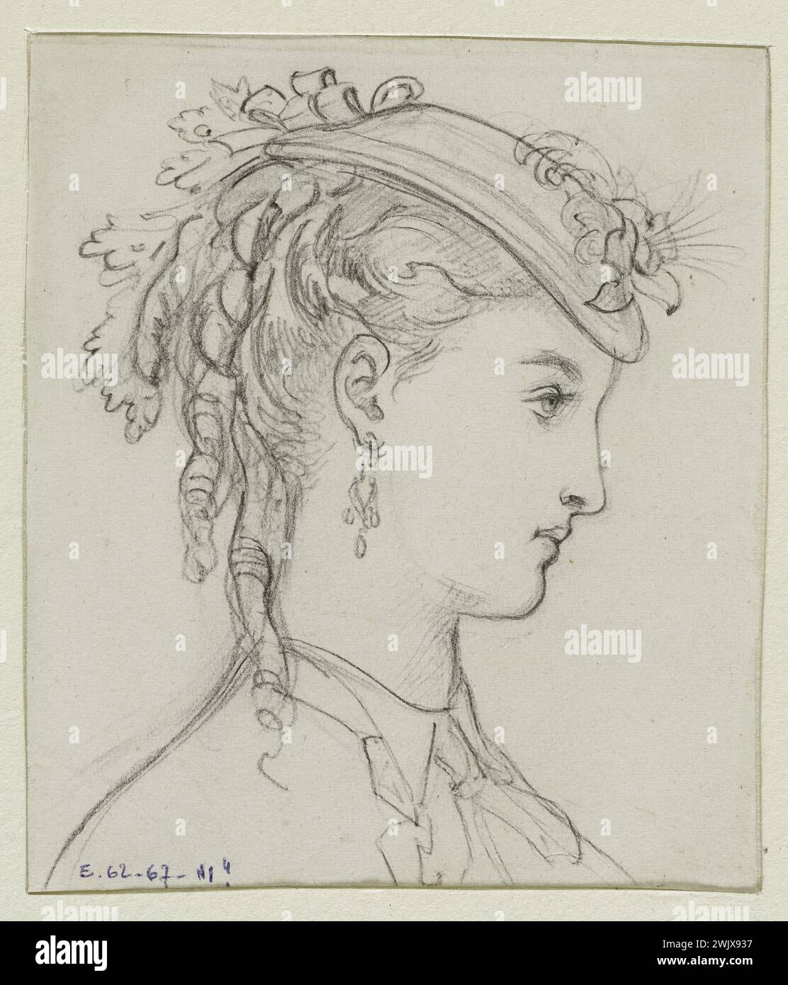 Anaïs Toudouze (1822-1899) 'Femme portant un chapeau'. Chapeaux éteints, décorés d'un noeud et de fleurs. Mine de plomb, livre blanc. 1867. Galliera, musée de la mode de la ville de Paris. 37824-7 coiffure, dessin, femme, fleur, mine de plomb, nœud, petite casquette, profil, portrait, second empire, chapeau Banque D'Images