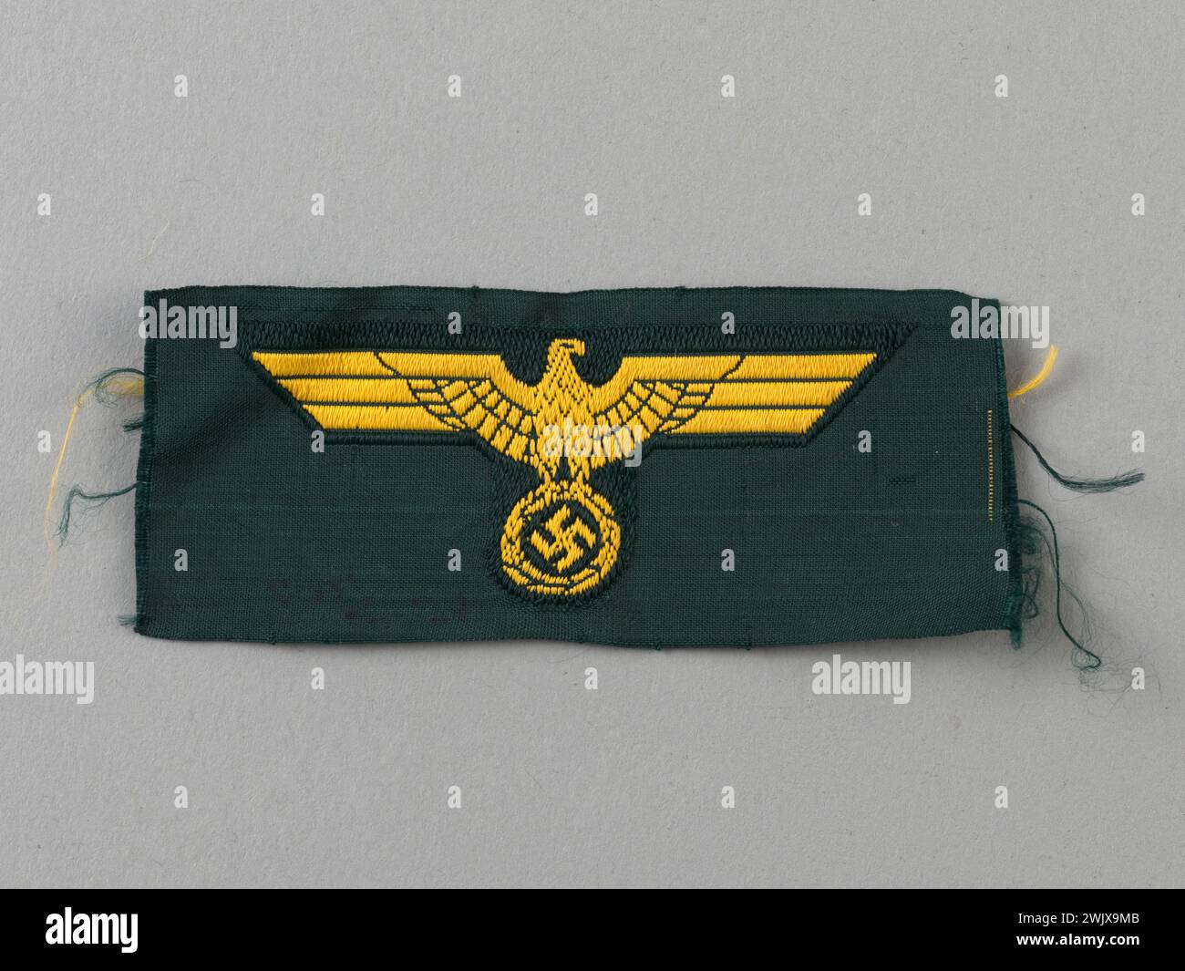 Guerre 1939-1945. Badge de coiffure d'artillerie côtière allemande. Musée général Leclerc de Hauteclocque et de la libération de Paris, Musée Jean Moulin. 75312-11 Aigle Nazi, armée allemande, artillerie Cotiere, Cross Range, Guerre 1939-1945 39-45, IIIEME 3ème 3ème Reich, insigne, militaire, marque distinctive, objet, seconde Guerre mondiale, symbole nazi, Troisme Reich, Wehrmacht Banque D'Images