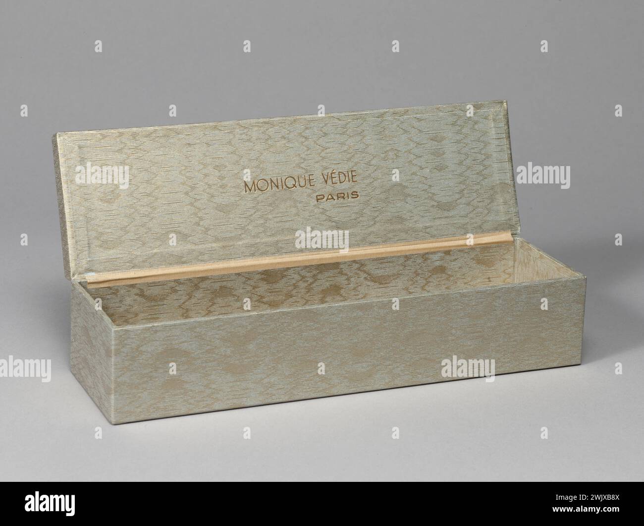 Monique Vedie. Box. Couvercle rectangulaire, plat, soulevant et pliant plat. Carton rigide ou contreplaqué recouvert de papier vert amande moiré, 1960. Galliera, musée de la mode de la ville de Paris. 71348-27 carton, set, contreplaquement, couvercle plat, matériel rigide, moiré doré, papier vert amande, pliage, rectangulaire, levage Banque D'Images
