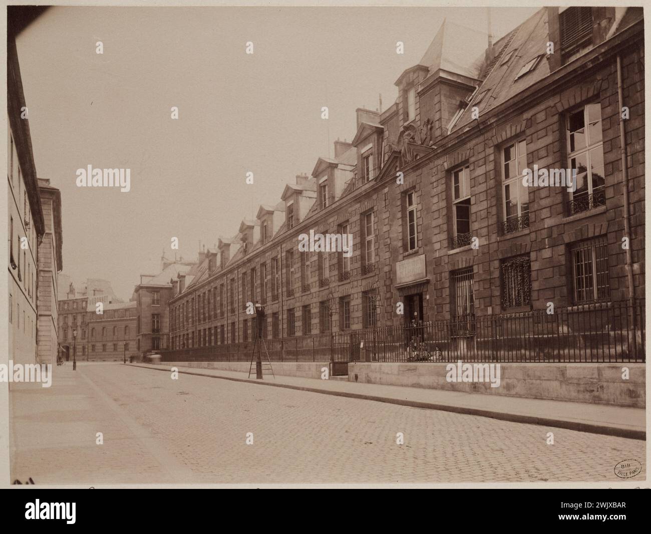 Atget, Eugène (Jean Eugène Auguste Atget, dit) (n.1857-02-12-D.1927-08-04), Bibliothèque Arsenal, 1 rue de Sully, 4ème arrondissement, Paris. (Titre fidèle), 1885. Dessiner sur papier albumine. Musée Carnavalet, histoire de Paris. Banque D'Images
