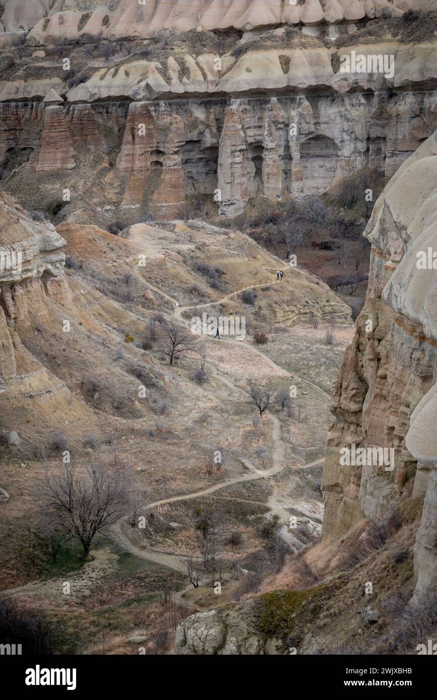 Moody Echoes : voyage d'un randonneur à travers la vallée énigmatique de la Cappadoce Banque D'Images