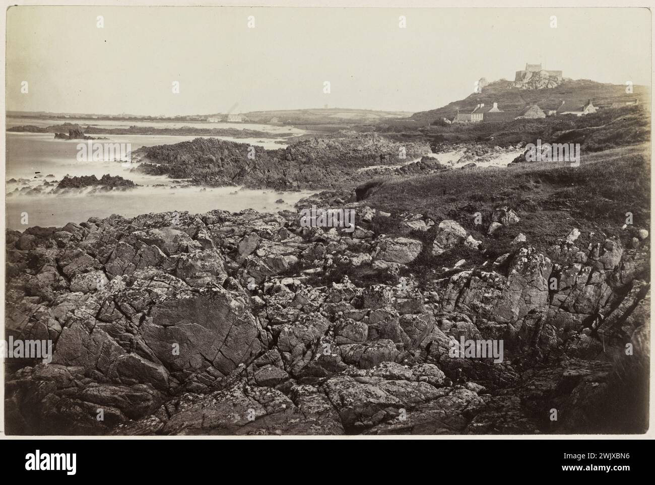 Guernesey, baie de Cobo. Photographie anonyme. Papier albumine. Paris, maison de Victor Hugo. 79476-23 Baie, classement rocheux, crique, île, côte, paysage, rocher, 19ème 19ème 19ème 19ème 19ème xixe siècle Banque D'Images