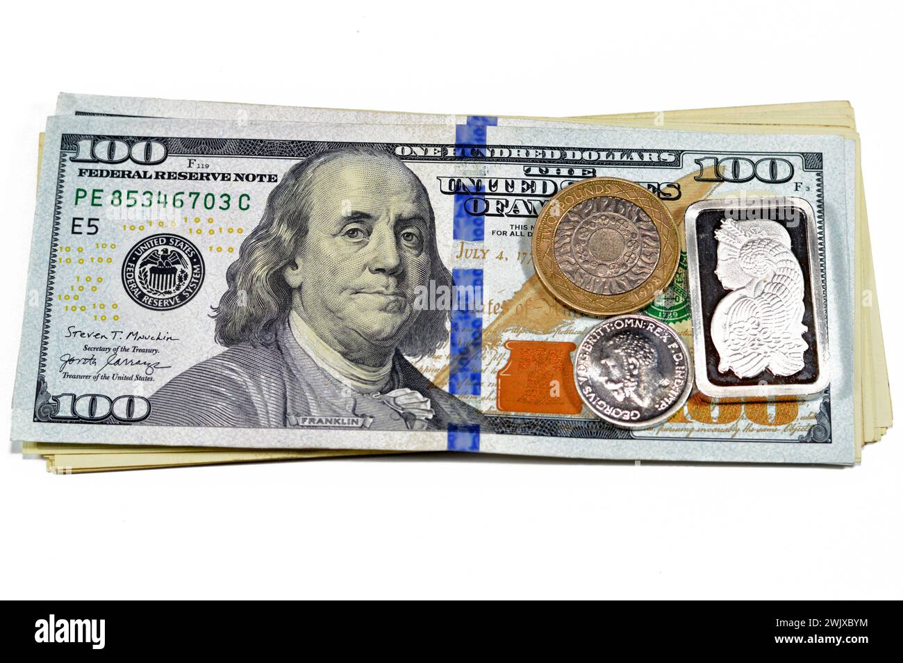 USD dollars américains argent comptant avec 2 deux pièces de livres sterling britanniques, argent barre d'once de métal précieux d'argent pur et le souverain, un s britannique Banque D'Images