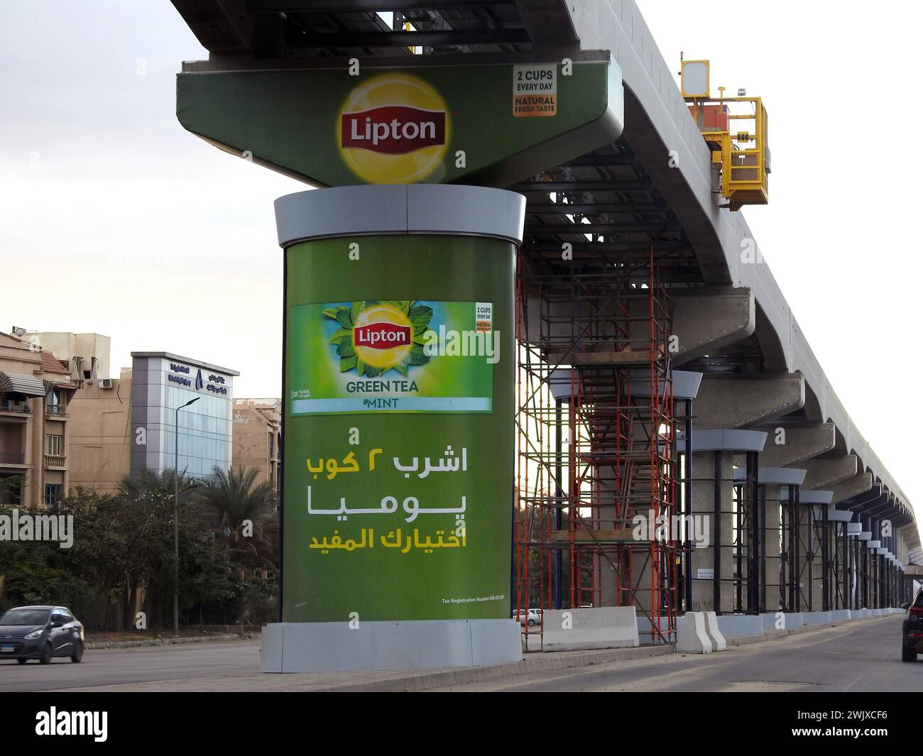 Le Caire, Egypte, janvier 26 2024 : thé Lipton, petit déjeuner anglais, publicité de thé sur les colonnes de monorail du Caire, bannières publicitaires de campa Banque D'Images