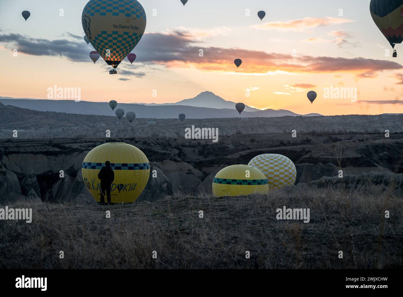 Aube de Göreme : une Symphonie de ballons au lever du soleil de Cappadoce Banque D'Images