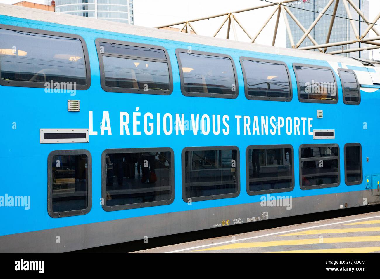 Lyon, France. 16 février 2024. Un TER avec « la région vous transporte » inscrit sur son flanc, lors du mouvement social des contrôleurs SNCF, à la gare Lyon-part-Dieu, France, Lyon, le 16 février, 2024. photo de Thibaut Durand /ABACAPRESS.COM crédit : Abaca Press/Alamy Live News Banque D'Images