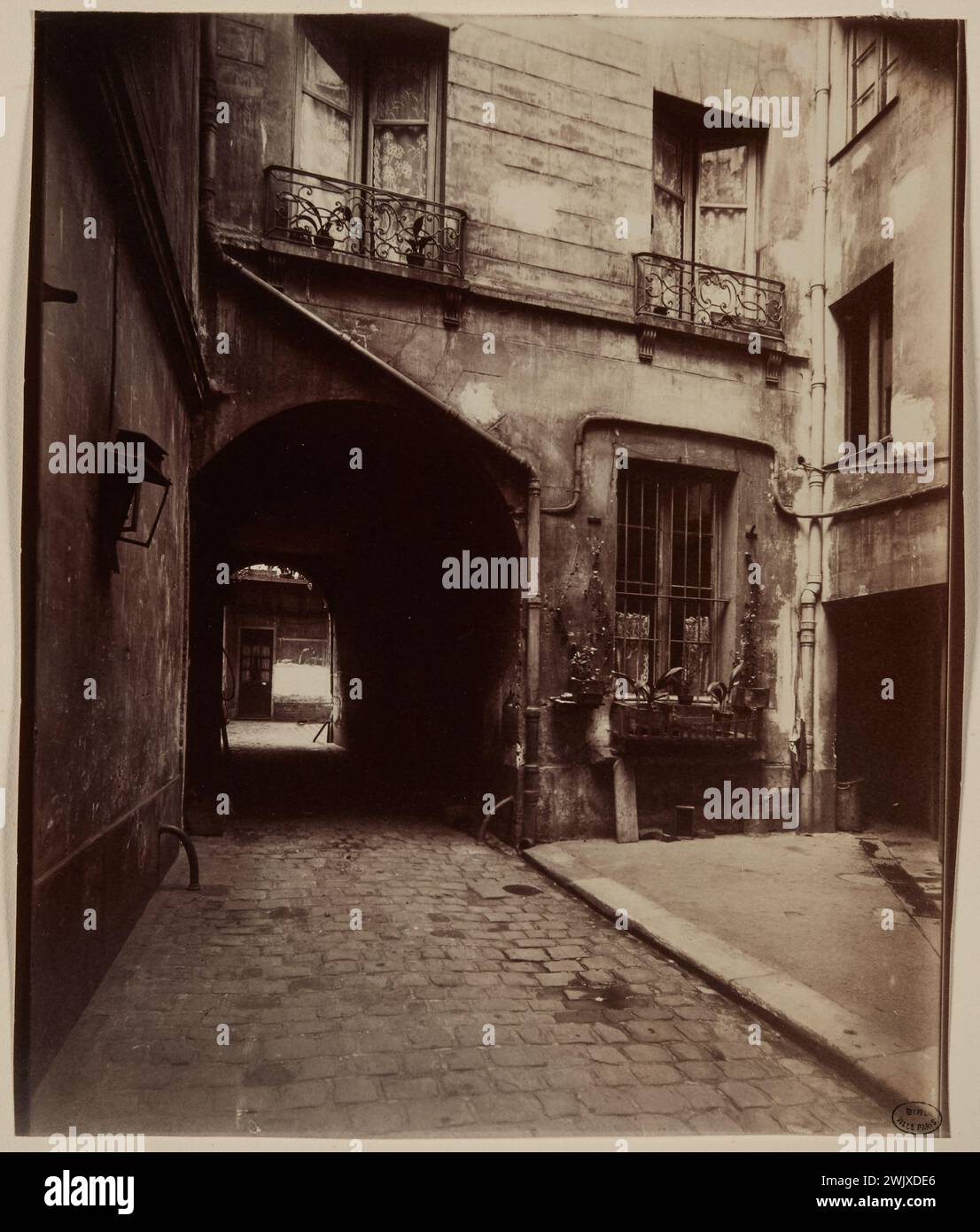 Atget, Eugène (Jean Eugène Auguste Atget, dit) (N.1857-02-12-D.1927-08-04), 4 rue Massillon, 4ème arrondissement, Paris (titre factice), 1885. dessiner sur papier albumine. Musée Carnavalet, histoire de Paris. Banque D'Images