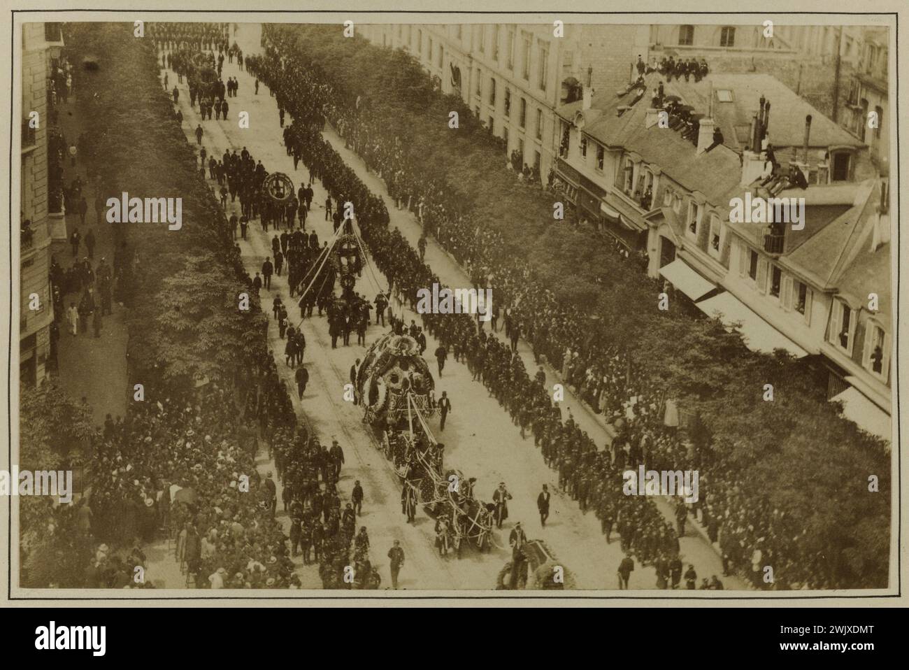 Funérailles Victor Hugo, vue sur le corbillard et la procession du boulevard Saint Germain. Paris, juin 1885. Paris, Maison de Victor Hugo. 58411-5 5ème 5 Veme V, 6ème 6 Vieme VI, 7ème 7 VIIEME VII, arrondissement, boulevard saint germain, ciel, cortège, fleur de couronne, deuil national, écrivain français, fiacre, foule, funérailles, obseques, toiture, troisième république, vue plongée, 19ème XIXème XIX 19ème XIXe siècle Banque D'Images