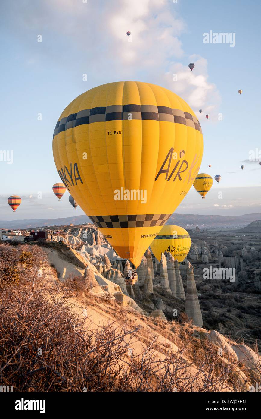 Dawn of Adventure : Red Land Cruiser au milieu du ciel montagneux de Cappadoce Banque D'Images