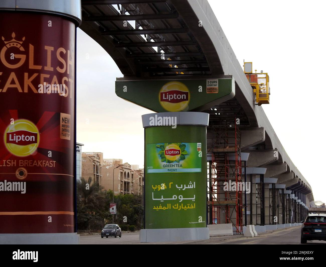 Le Caire, Egypte, janvier 26 2024 : thé Lipton, petit déjeuner anglais, publicité de thé sur les colonnes de monorail du Caire, bannières publicitaires de campa Banque D'Images